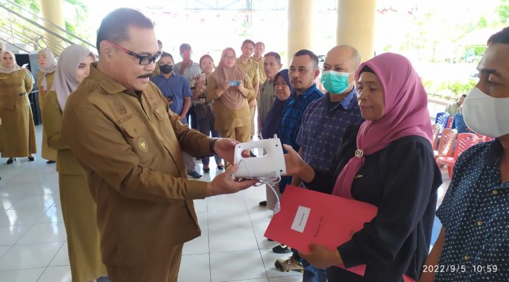 Bupati Limi Salurkan Bantuan ke 10 Kelompok Usaha