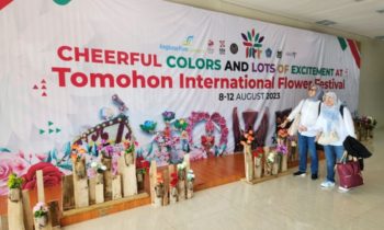 Tamu Tomohon International Flower Festival Disambut Bunga Plastik di Bandara Samratulangi Manado