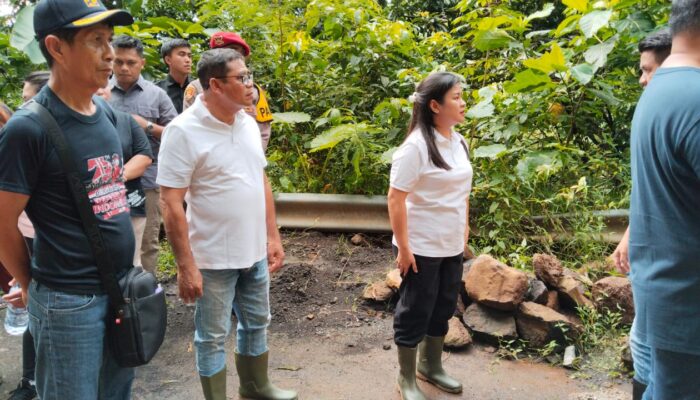 Bupati Chyntia Langsung Turun Memantau ke Lokasi Longsor