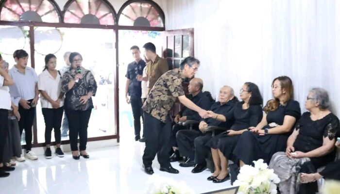 Tunjukkan Empati, Pj Bupati Sitaro Beri Dukungan Moral Kepada Keluarga ASN Yang Berduka