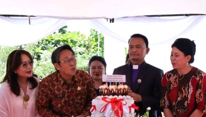 Toni Supit dan Evangelian Sasingen Hadiri Ibadah Syukur 1 Tahun Kepemimpinan Pj Bupati Sitaro dalam Kapasitas Sebagai Mantan Bupati